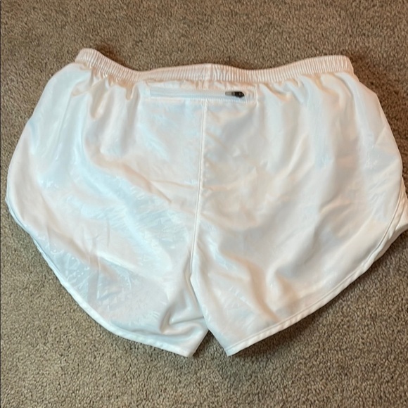 NEW Nike Women's Tempo Modern Embossed 4" WHITE Running Shorts AJ4713-100 L - Picture 8 of 9